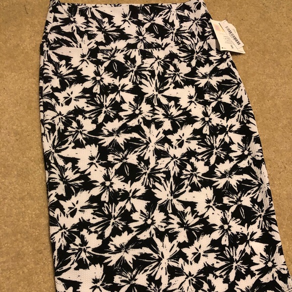 Lularoe Floral Black&White Cassie Size Small - Picture 1 of 3